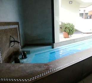 Am Eingang Therme