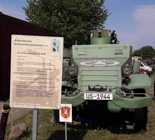 Weitere Relikte mit Grenzturm im Hintergrund