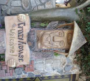 Empfangskomitee vor dem Crazy House