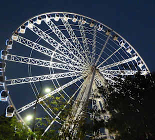 Młyn diabelski w centrum miasta