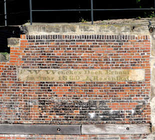 Mauer an der Zufahrt zur Wencke-Werft