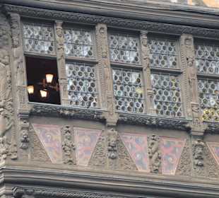 Eines der 75 Fenster des Maison Kammerzell 