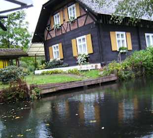 Lehde - Haus mit Gurkenfass
