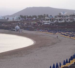 Stadt-Strand Playa Dorada abends