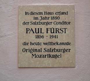 Schild an der Fassade der Konditorei