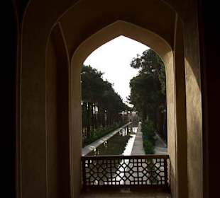 Widok z pawilonu na ogród