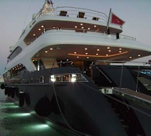 Luxusjacht im Hafen