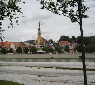 Blick über die Isar zur Stadtpfarrkirche