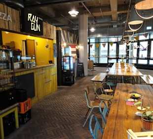 Rundgang durch die Markthalle Acht