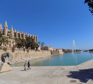 Kathedrale und künstlicher See mit Wasserfontäne