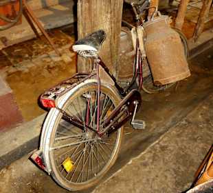 Altes Fahrrad mit Milchkanne