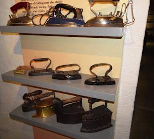 Kollektion alter Bügeleisen im Landmuseum