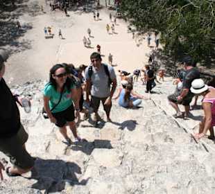 Besteigen der 42m hohen Pyramide Nohoch Mul