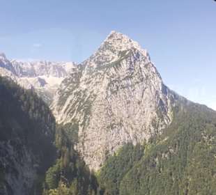 Ausblick bei der Fahrt mit der Alpspitzbahn