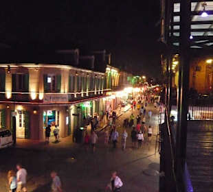 Blick auf die Bourbon Street vom Balkon einer Bar