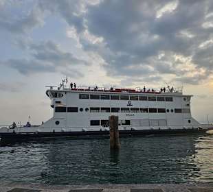 Fähre im Hafen von Lazise