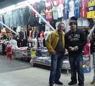 Thomas (links) Starverkäufer Ünal Boutique 
