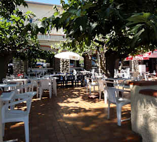 Blick über die Terrassenplätze des L´Oasis