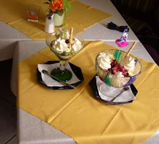 Große Eisbecher im Cafe Rosemarie in Schaffau