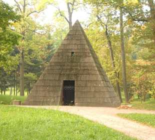 Katharinenpark in Pushkin - Pyramide (1782-1783)