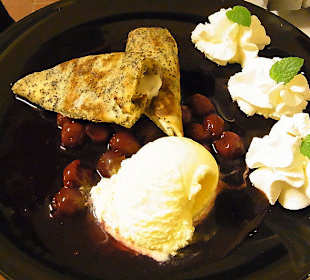 Gefüllte Mohnpfannnkuchen auf Kirschragout mit Eis