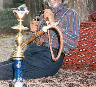 Älterer Herr mit Pfeiffen.