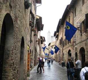 Hauptstraßen sind farbig unterschiedlich geflaggt