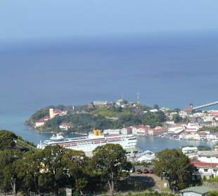 die Costa Romantica im Hafen von St. Georges