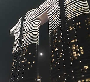 SkyView Tower bei Nacht