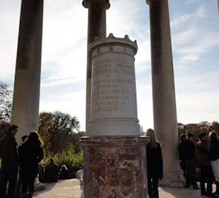Denkmal im Monopteros