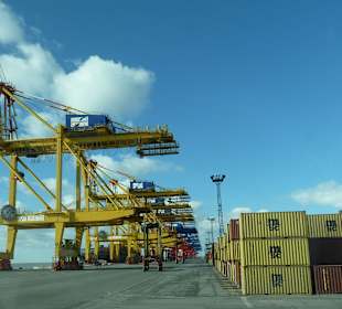 An der Stromkaje im Containerhafen