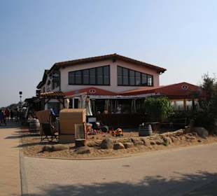 Außensicht mit Kinderspielplatz