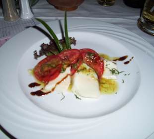 Tomate-Mozarella mit Basilikum-Vinaigrette