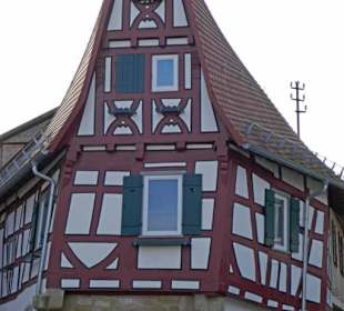 Schiefes Haus