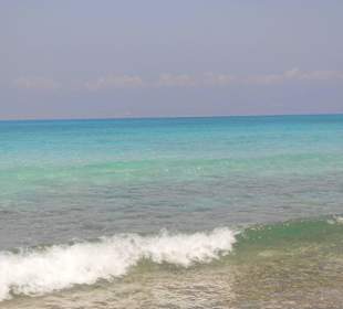 Die Farbe des Wassers ist türkis