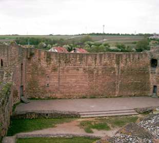 Vom Aussichtsturm aus der Blick in die Burgruine