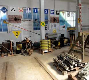 Gang durch die Fahrzeughalle des Museums