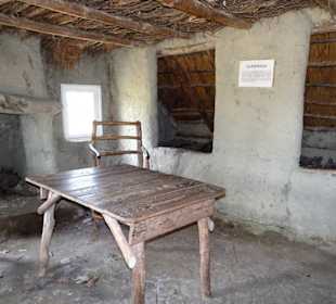 Blick in den Raum der Lehmhütte im Moormuseum
