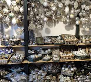 Gang durch den Laden "Christmas in Salzburg"