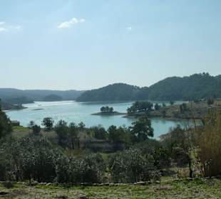 In der Nähe des Staudamms