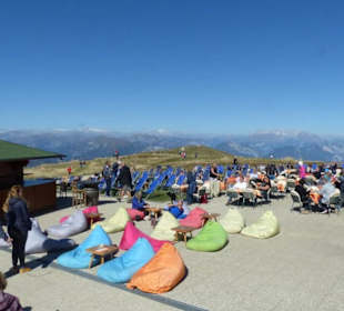 Sonnenterrasse mit Liegen und Sitz/Liegesäcken