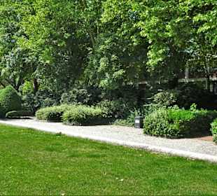 Rundgang durch den Park Platz des Republik