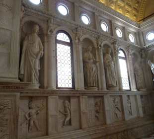 Apostel an der linken Seitenwand