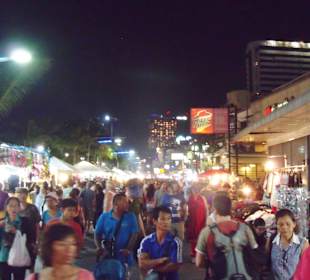 Und viele, viele Menschen entlang der Beach
