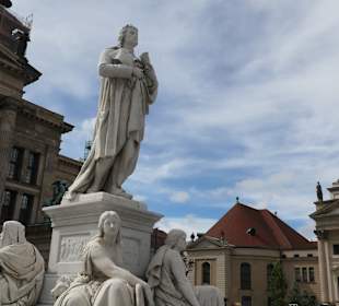 Schillerbrunnen, Konzerthaus und Französischer Dom