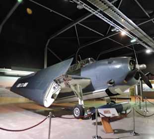 Militär und Zivilflugzeuge in einer Halle