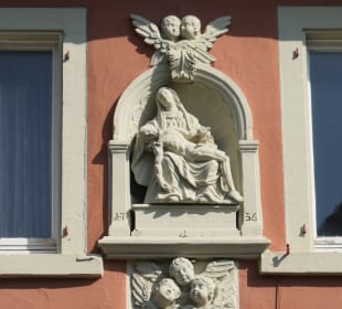 Figur an einem Haus in Sommerach