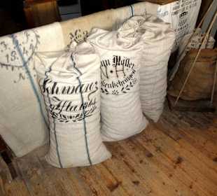 Mehlsäcke befüllt