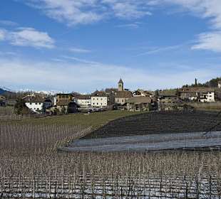 Blick vom Frühlingstalele auf Montiggl Dorf