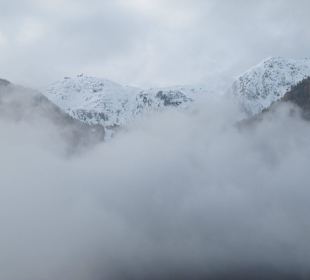 Bezaubernde schneebedeckte Berge